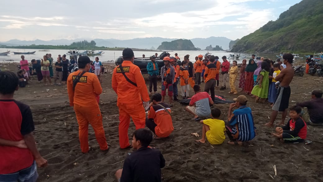 Tim gabungan saat mengevakuasi korban tenggelam yang ditemukan pada Selasa (13/4/2021)
