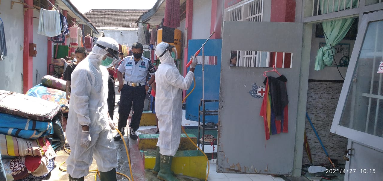 PMI Jember melakukan penyemprotan 1.000 liter disinfektan di Lapas Kelas II A Jember