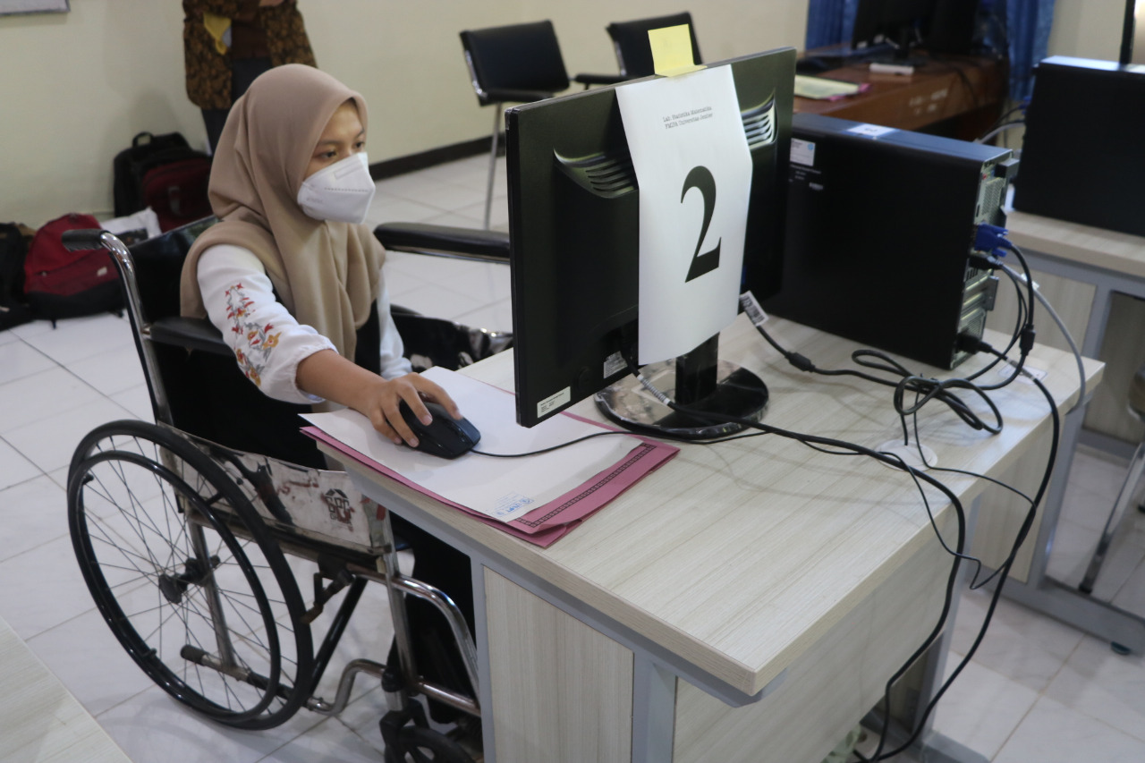 Nabila Fikianurohmah, peserta UTBK SBMPTN asal Kecamatan Srono, Banyuwangi saat mengikuti ujian dengan menggunakan kursi roda.