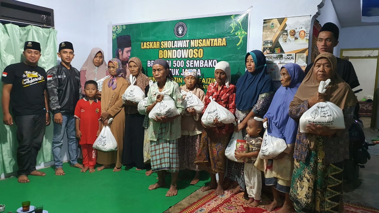 Pembagian sembako pada para janda oleh Laskar Sholawat Nusantara (LSN) Kabupaten Bondowoso