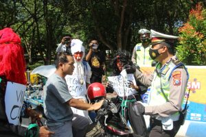 Unik, Pocong Berkeliaran Dijalanan Ingatkan Masyarakat Bahaya Covid-19