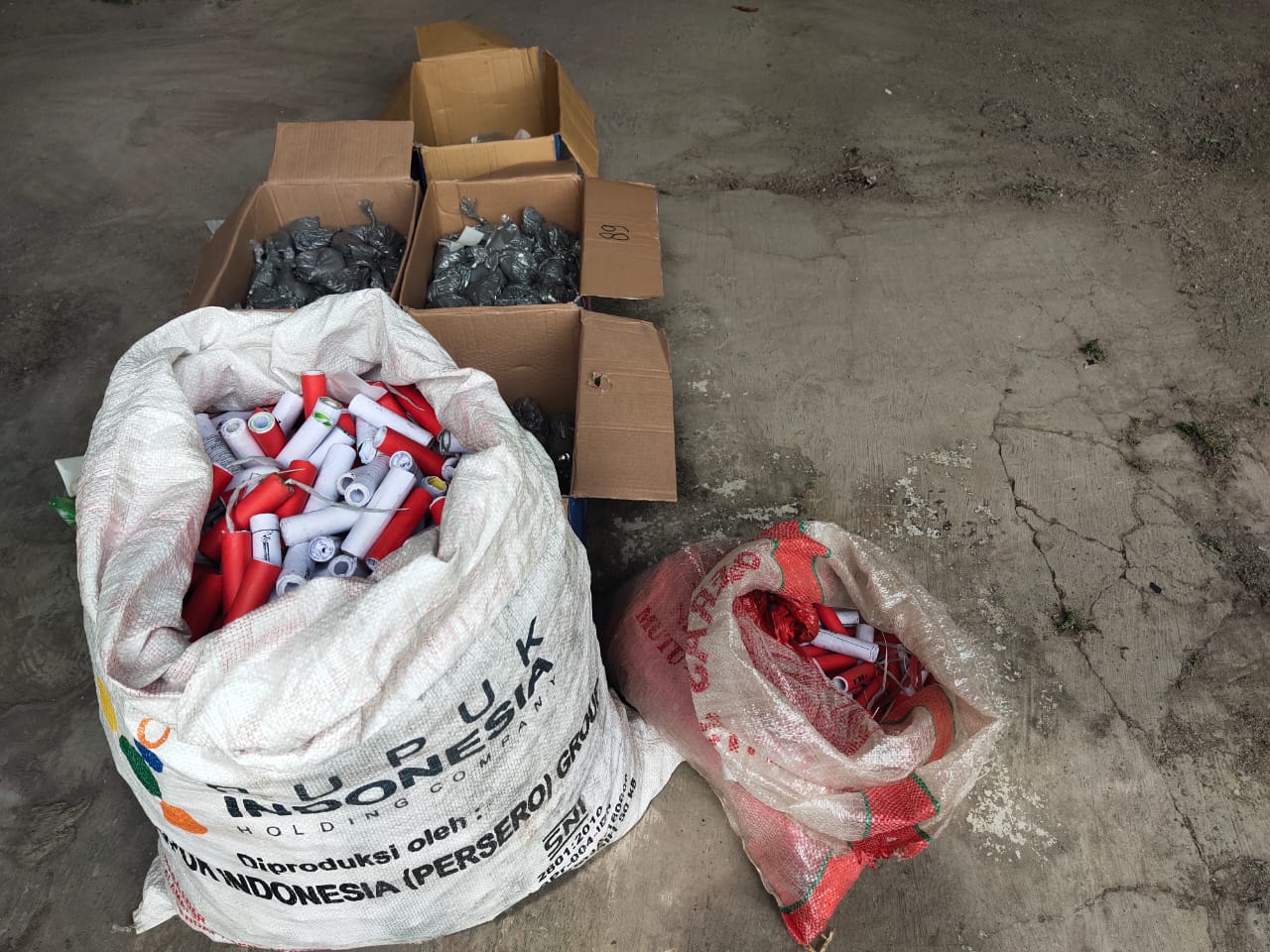Barang bukti bubuk mercon dan selongsong mercon yang diamankan Polres Bondowoso