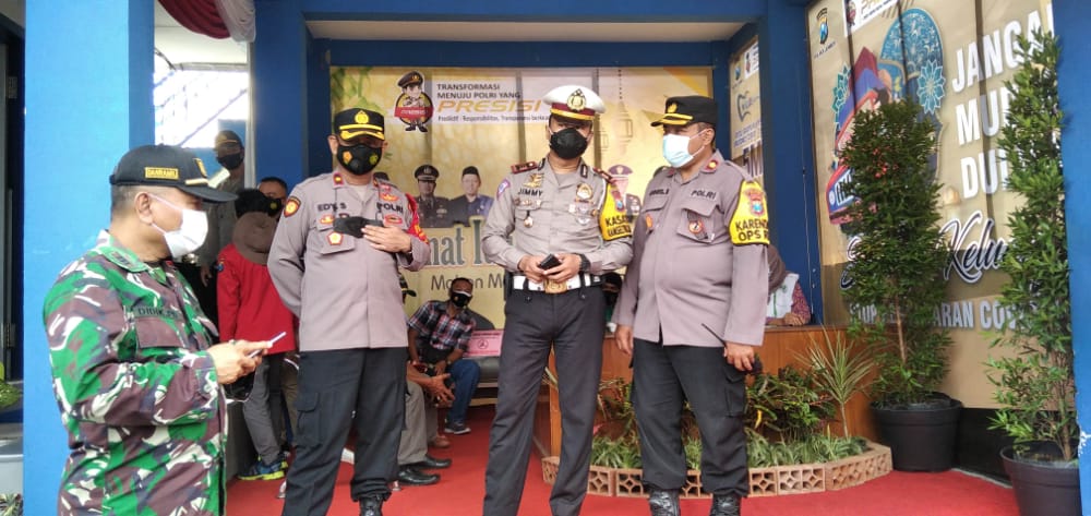 Kasatlantas Polres Jember AKP. Jimmy saat memantau pos lebaran di depan roxy