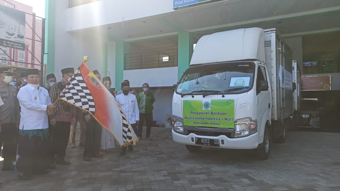 Penyaluran sembako pada kaum dhuafa oleh MUI Jember Sabtu (8/5/2021)