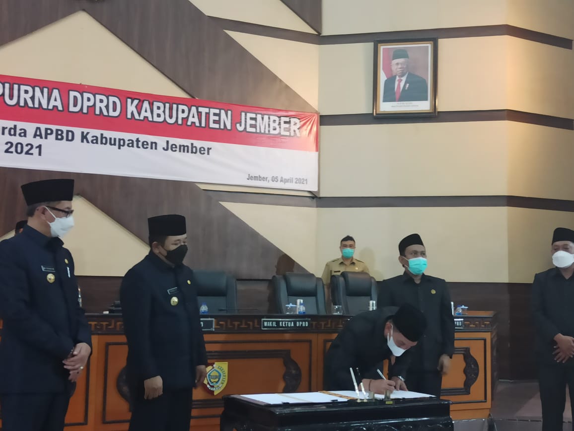 Supriadi/Kuasarakyat.com Penandatanganan APBD Jember tahun 2021 dalam rapat paripurna di DPRD Jember