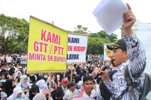 Supriadi/Kuasarakyat.com Guru Tidak Tetap (GTT) dan Pegawai Tidak Tetap (PTT) saat menggelar aksi menuntut SK pada bupati Jember tahun 2018 lalu