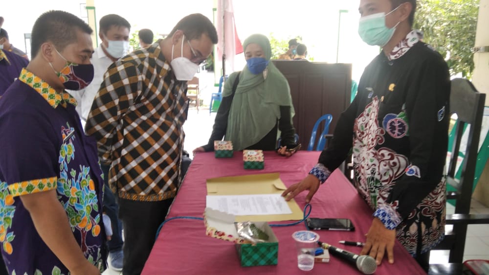 Humas PG Semboro Yudho Rahadityo Utomo (tengah) saat melihat berita acara mediask