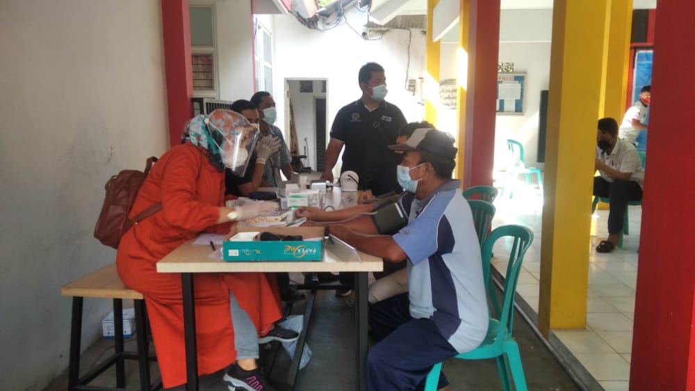 Petugas saat mendata warga yang akan ikut vaksin