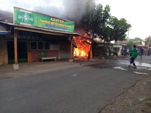 Toko  dan Rumah Milik Tokoh Agama di Probolinggo Ludes Terbakar