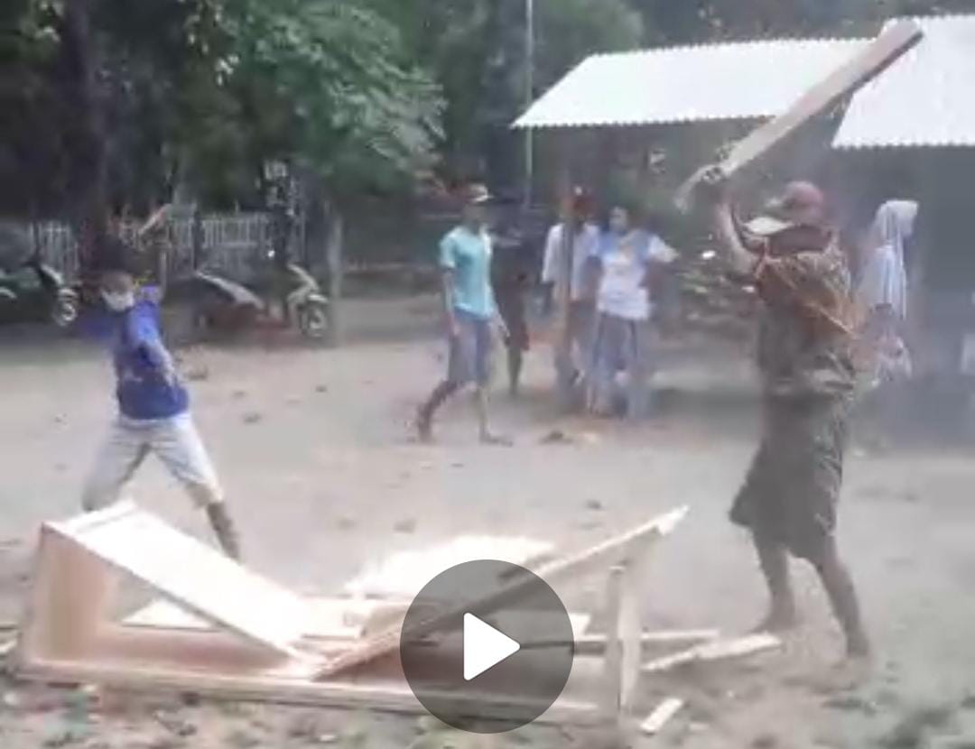 Viral Video Warga Situbondo Hancurkan Peti Jenazah