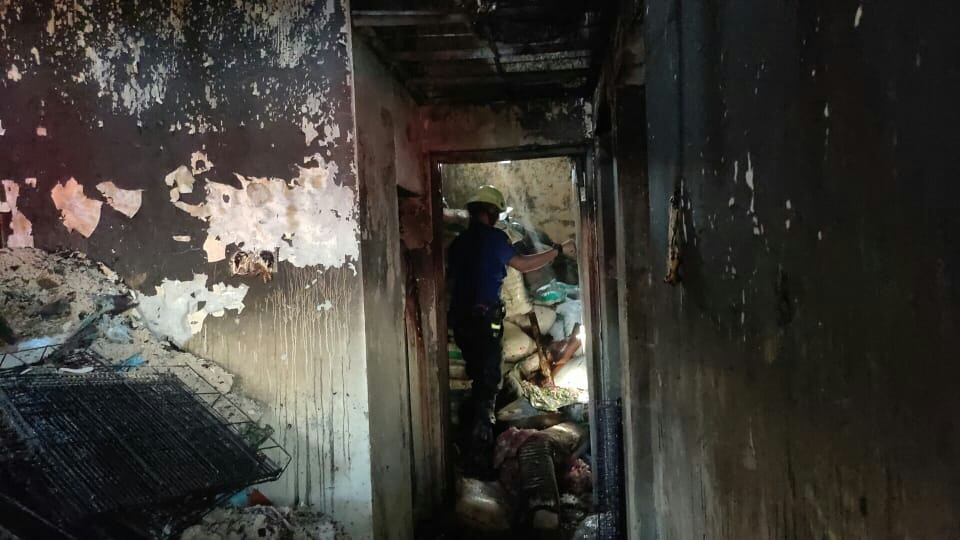 Gudang pasir dan pakan kucing di Jember dilalap si jago merah