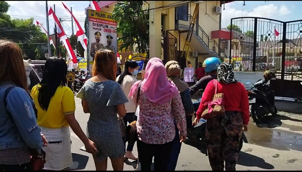 Ibu ibu saat luruk Mapolres Jember