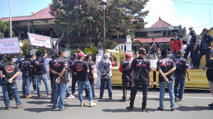 Pendukung Militan Demo Bupati