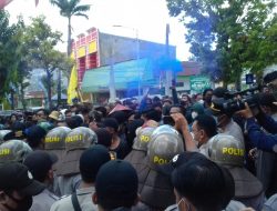Dua Kali Tak Ditemui Bupati, Aksi Demontrasi PMII Situbondo Berlangsung Ricuh