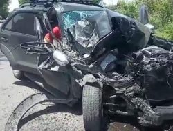 Akibat Ban Bocor, Fortuner VS Truk Kecelakaan di Jalur Pantura Situbondo.