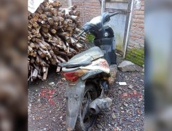 Warga Cakru Digegerkan Penemuan Sepeda Motor ‘Berjimat” tanpa Pemilik di Sawah