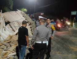 Tewaskan 3 orang, Panther Tertimpa Truk Hendak Sambang Anak ke Pesantren