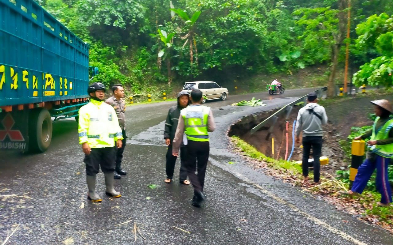 Ratusan Warga Tebingsiring Kompak Putus Jalan Kebun Demi Selamatkan Aspal Desa