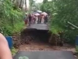 Diterjang Banjir, Jembatan Penghubung Dua Desa di Jember Putus, Ratusan KK Terisolir