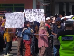 Ratusan Massa Kepung PN Jember, Tuntut Keadilan Kades Klatakan