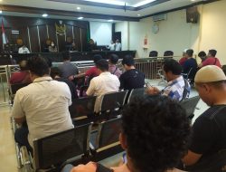 Ratusan Warga Pasang Badan Pengalihan Tahanan Kades Klatakan, PN Jember : Akan Kami Pertimbangkan