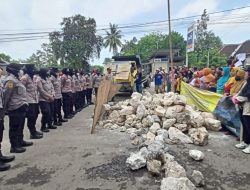 Ratusan Warga Blokade Jalan Menuju Gunung Sadeng, Tuntut Pemkab Terbitkan SK Khusus
