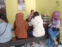 Jadi Korban Slot Arisan Senilai Ratusan Juta, Puluhan Mama Muda Luruk Mapolres Jember