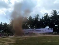 Angin Puting Beliung Porak Porandakan Tenda HUT Koperasi