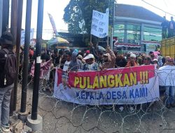 Kades Terbaiknya Di tahan, Ribuan Warga Desa Mundurejo Geruduk Kejari Jember