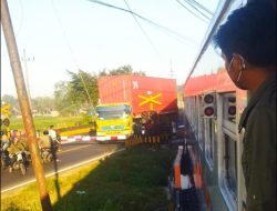 Tragedi Laka Kereta Api Semarang Hampir Saja Terulang, Truk Kontainer Dijember Terobos Palang Pintu