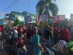 Kecewa Aksi Demo di Kejaksaan, Ratusan Warga Segel Balai Desa Mundurejo