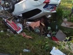 Nissan Juke Hindari Tossa, Seruduk Warung Dua Motor Dan Terbalik