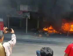 Gudang Alat Listrik Terbakar, Seluruh Kekuatan Damkar Jember Dikerahkan Untuk Proses Pemadaman