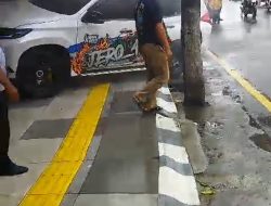 Mobil ‘Cumi Cumi Darat’ Seruduk Ruko dan Kios Emas Di Jember