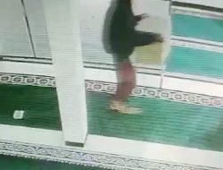 Aksi Dua Remaja Di Jember, Bobol Kotak Amal Masjid Terekam CCTV