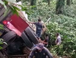 Truk Paralon Jatuh Ke Jurang Gunung Gumitir, Polisi : Kami Masih ke TKP