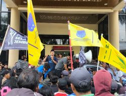 Akibat Cemari Lingkungan, Ratusan Warga Gruduk Kantor DPRD Minta Tambak Udang Vaname di Tutup