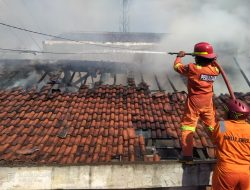 Pabrik Kerupuk di Jember Hangus Terbakar, Petugas Damkar Tersengat Listrik Saat Proses Pemadaman