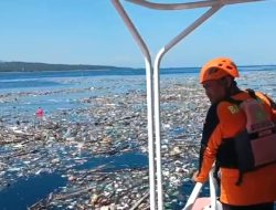 Cari Nelayan Hilang, Tim SAR Banyuwangi Temukan Tumpukan Sampah Berserakan di Selat Bali