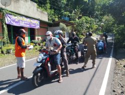Dampak Abu Vulkanik Gunung Raung, BPBD Jember Bagi Masker ke Pengendara Motor