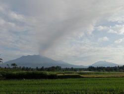 Kamis Pagi, Gunung Raung Erupsi Semburkan Abu Vulkanik Setinggi 2 Kilometer