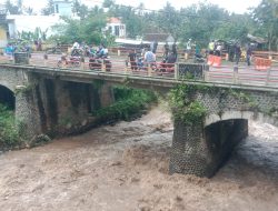 Jembatan Songgon Tergerus Arus Sungai Badeng, Lalu Lintas Diberlakukan Buka Tutup