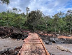 Jembatan Darurat Rampung Terpasang Pasca Banjir Sungai Kalibaru