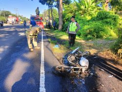 Sepeda motor Thunder Tak Bertuan Terbakar di Pinggir Jalan Kabat Banyuwangi