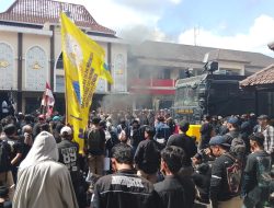 Demo Mapolres Jember, Aliansi BEM se Jember Bakar Ban di Halaman Mapolres