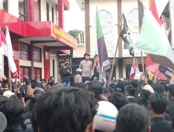 Ditemui Kapolres Jember, Peserta Aksi Demo Ogah Bubar, Ini Alasannya