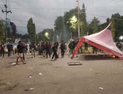 Tidak Hanya Melempar Bom Molotov, Peserta Aksi di Jember Juga Rusak Fasum dan Lakukan Vandalisme
