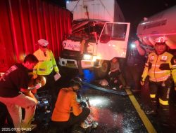 Adu Banteng Truk Kontainer vs Truk Box di Banyuwangi, Sopir Kontainer Terjepit 3 Jam