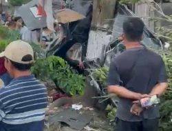 Tabrak Pohon Nangka, Mobil Minibus di Banyuwangi Ringsek