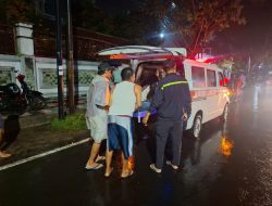 Seorang Pria Tergeletak Korban Laka Tunggal Tabrak Tiang Telepon